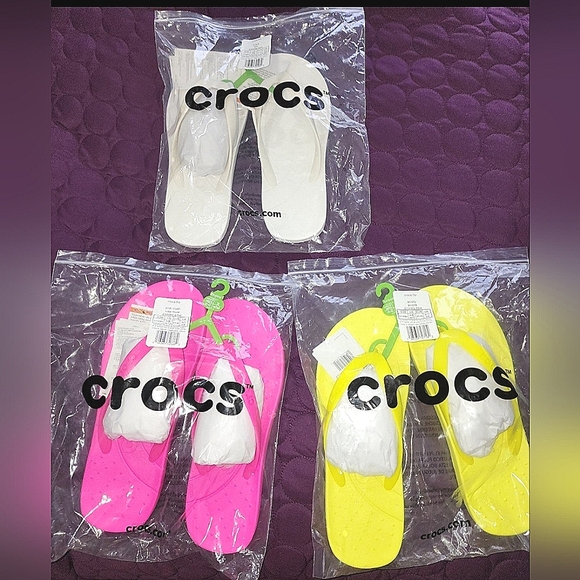CROCS Women's Vibrant Pink Sandals - Picture 7 of 10